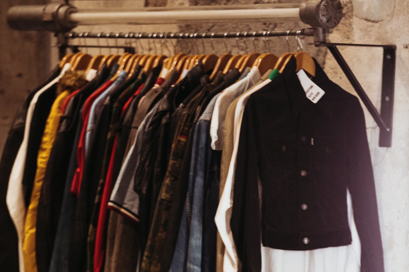 Torna Retrograde, il garage sale di East Market dedicato all'abbigliamento vintage 