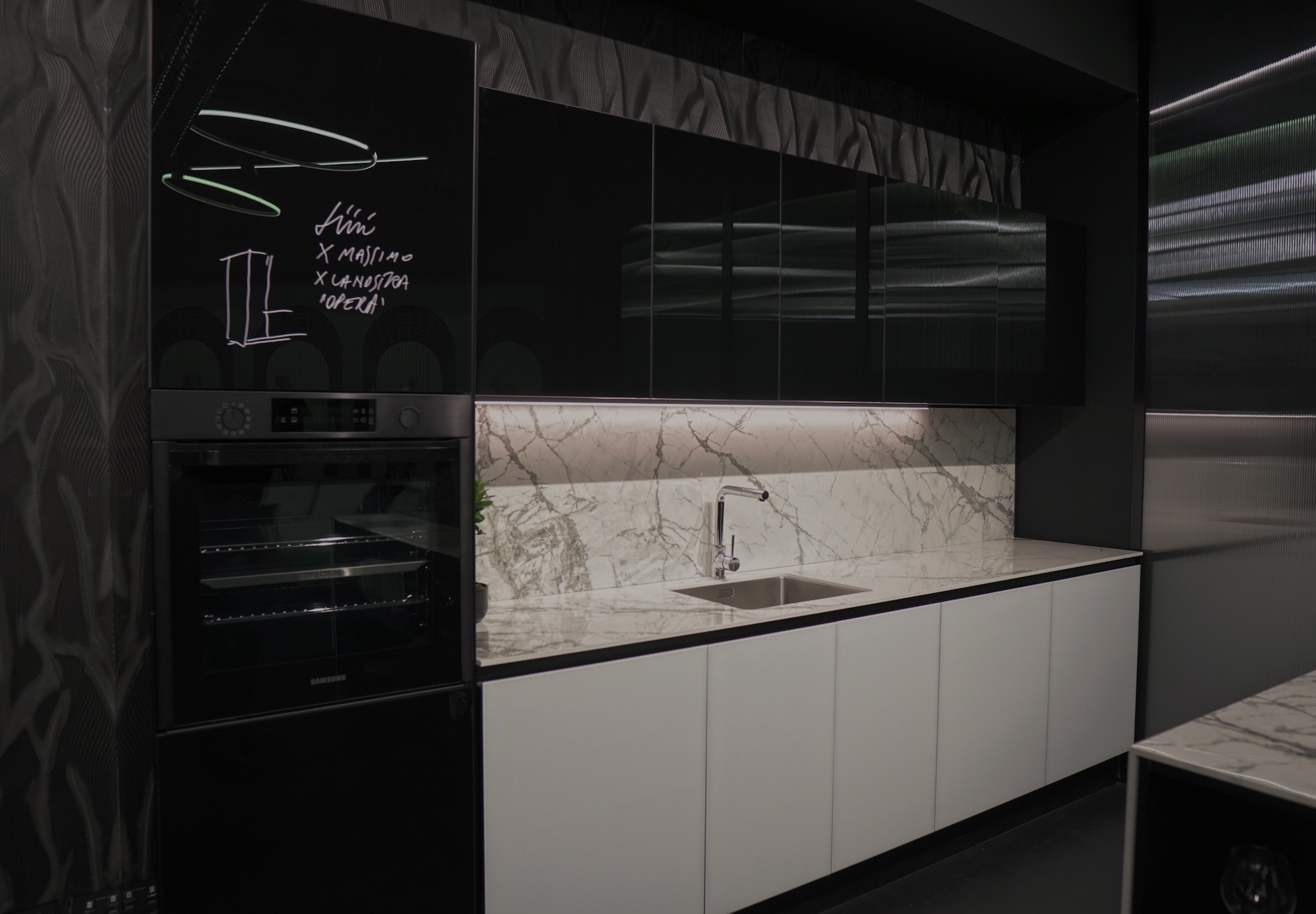 Simone Micheli firma la collezione di cucine Lounge by VezzDesign