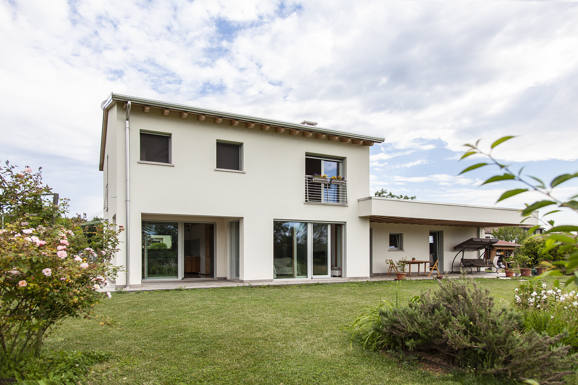 UNA CASA IN LEGNO MASSELLO CONFORTEVOLE E A EMISSIONI ZERO 