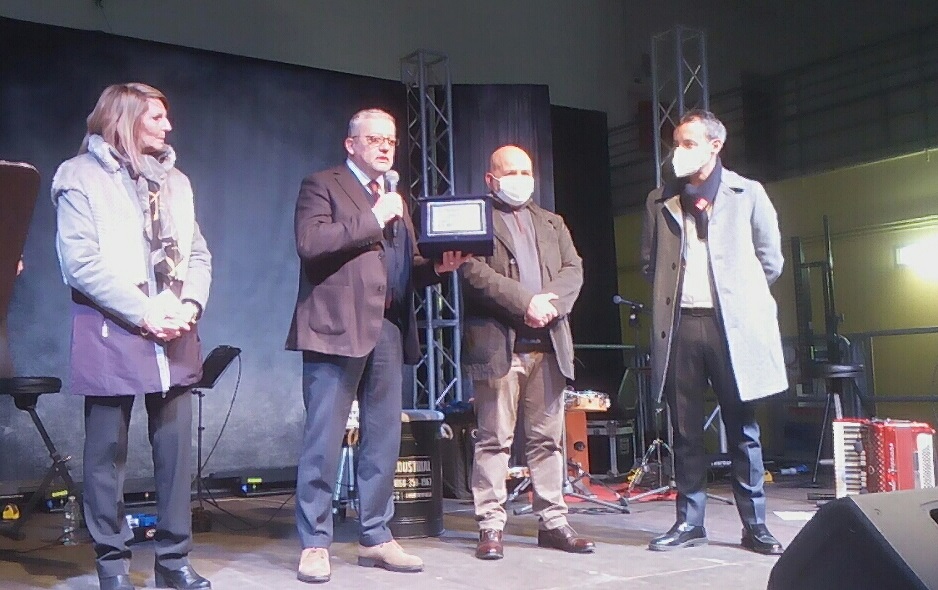 -Mariglianella Cresce ed applaude l’attore Paolo Caiazzo in “Terroni si nasce”. Assegnato il “Premio in Memoria dell’Avvocato Vincenzo Consales”.