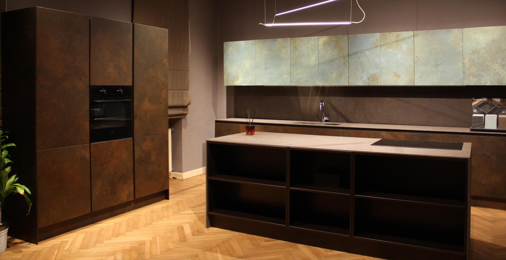 Il mondo VezzKitchen by VezzDesign nello show-room di Crema 