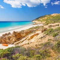 PULA, LE SPIAGGE CARAIBICHE DELLA SARDEGNA SPOPOLANO SU INSTAGRAM (GRAZIE A TEMPTATION ISLAND E AI SURFISTI)