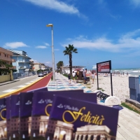 La via della felicità raggiunge la suggestiva Porto Sant’Elpidio   Raggiunti villeggianti e turisti con copie dell’opuscolo La via della felicità.