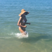 Camminare nel mare fa bene al corpo ed alla mente