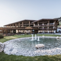 Autunno di benessere e buona tavola all'Hotel Granbaita Dolomites di Selva di Val Gardena per godere lo straordinario spettacolo del Burning Dolomites