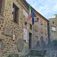 “Raggiolo a cappello”, l’arte di strada invade i vicoli del borgo casentinese