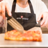 COMUNICATO STAMPA - VERA S.R.L. porta il brand Rom’antica in centro a Milano Un nuovo punto vendita dedicato alla pizza romana  apre le porte in Via Dante