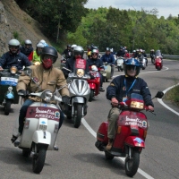 Una carovana di vespisti in sella per il “VespArezzo”