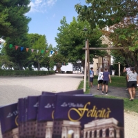 Continua la distribuzione del libricino 'La Via della Felicità, questa volta raggiungendo il centro storico di Montecosaro. 