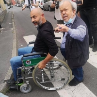 Gianluigi Paragone si siede in carrozzina per sperimentare le difficoltà dei disabili a Milano