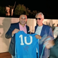 Cimeli Diego Armando Maradona, Antonio Luise dona maglia al Maestro Andrea Bocelli