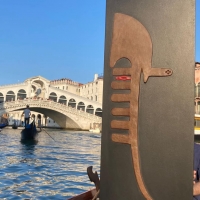 UN TERMOARREDO CON L’IMMAGINE DEL “FERO” DI UNA GONDOLA VENEZIANA