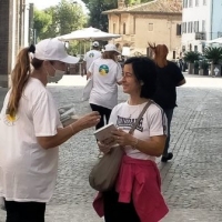 Proteggi e migliora il tuo ambiente: un precetto tratto della via della felicità, distribuita in occasione della giornata mondiale dell’Habitat a Senigallia