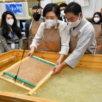 La First Lady della Corea del Sud all'Accademia di Belle Arti di Roma, unico luogo in Italia dove si produce la carta di gelso, Hanji