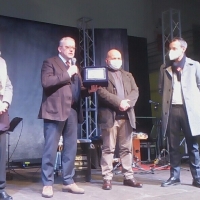 -Mariglianella Cresce ed applaude l’attore Paolo Caiazzo in “Terroni si nasce”. Assegnato il “Premio in Memoria dell’Avvocato Vincenzo Consales”.