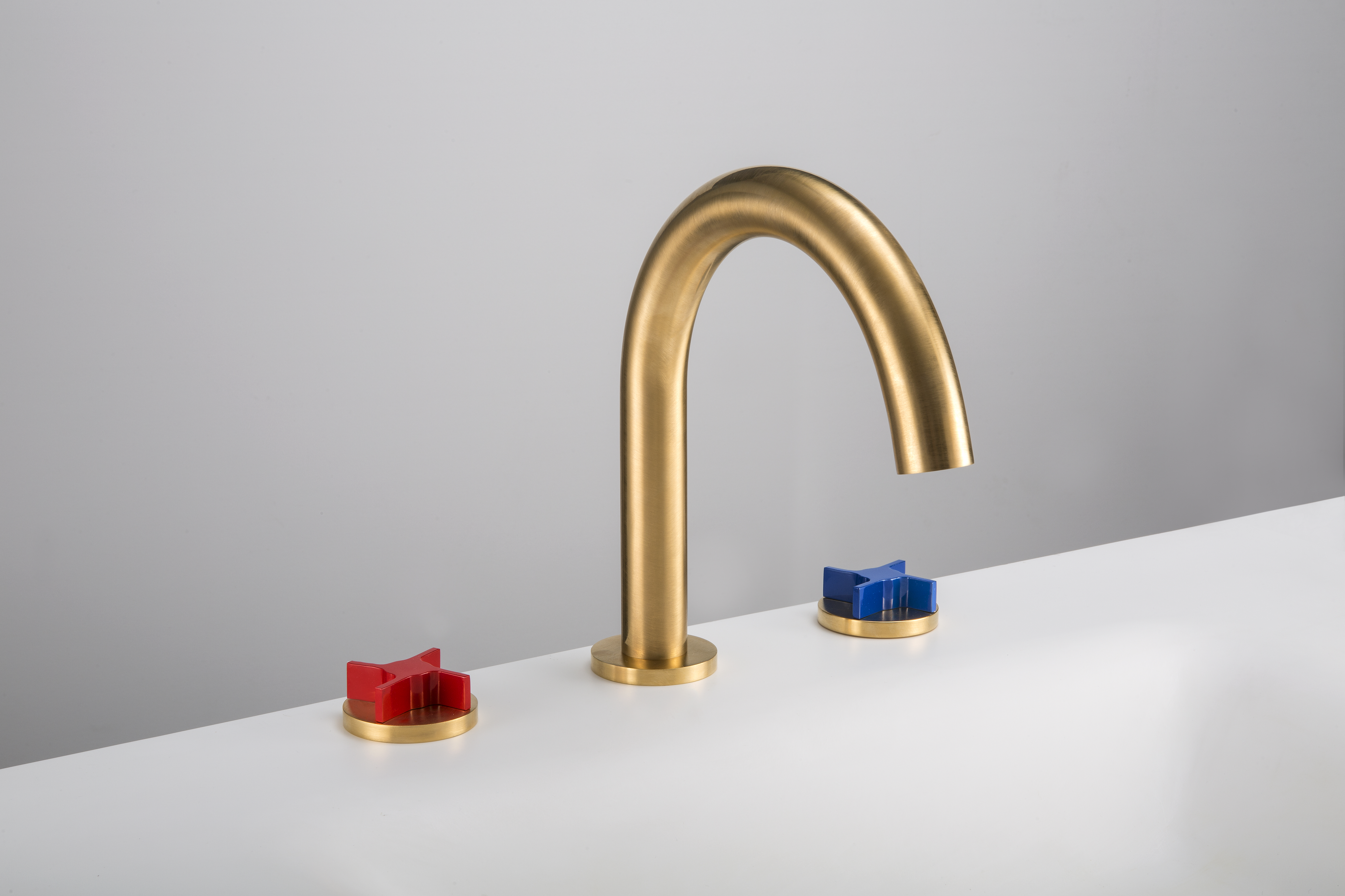  Serie Gas by Gattoni Rubinetteria. Eleganza industrial per il bagno contemporaneo