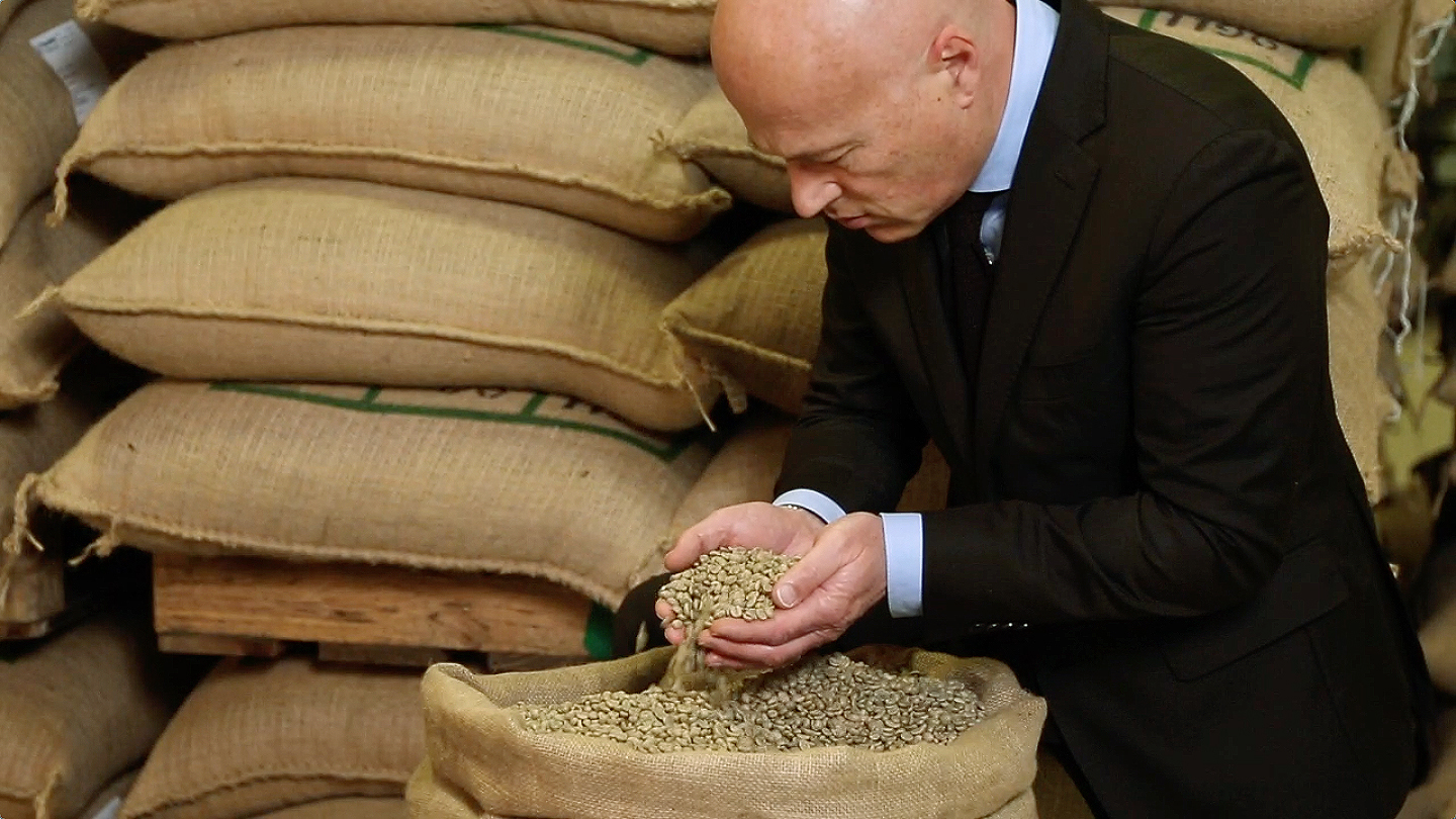 DALL’IMPENNATA DELL’IMPORT ALLA SPECULAZIONE FINANZIARIA: LE CAUSE DELL’AUMENTO DEL COSTO DEL CAFFÈ VERDE E LE REAZIONI DEL COMPARTO