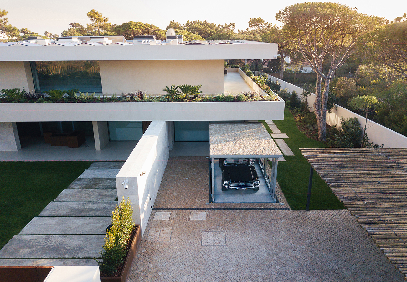 L’ascensore per auto a scomparsa per la villa moderna immersa nella natura