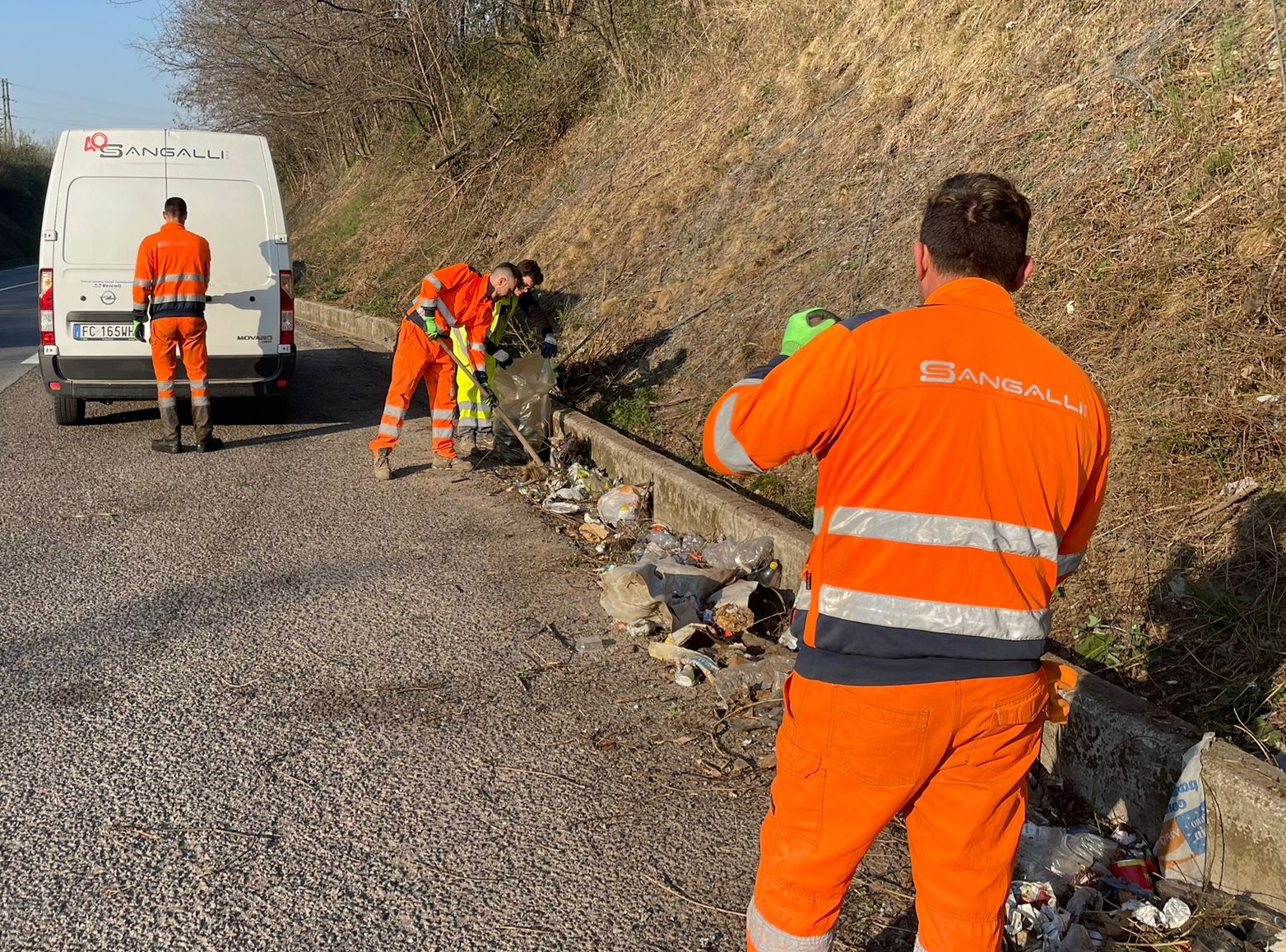 LA TASK FORCE DI SANGALLI SPA RIPULISCE I RIFIUTI SULL’ASSE INTERURBANO