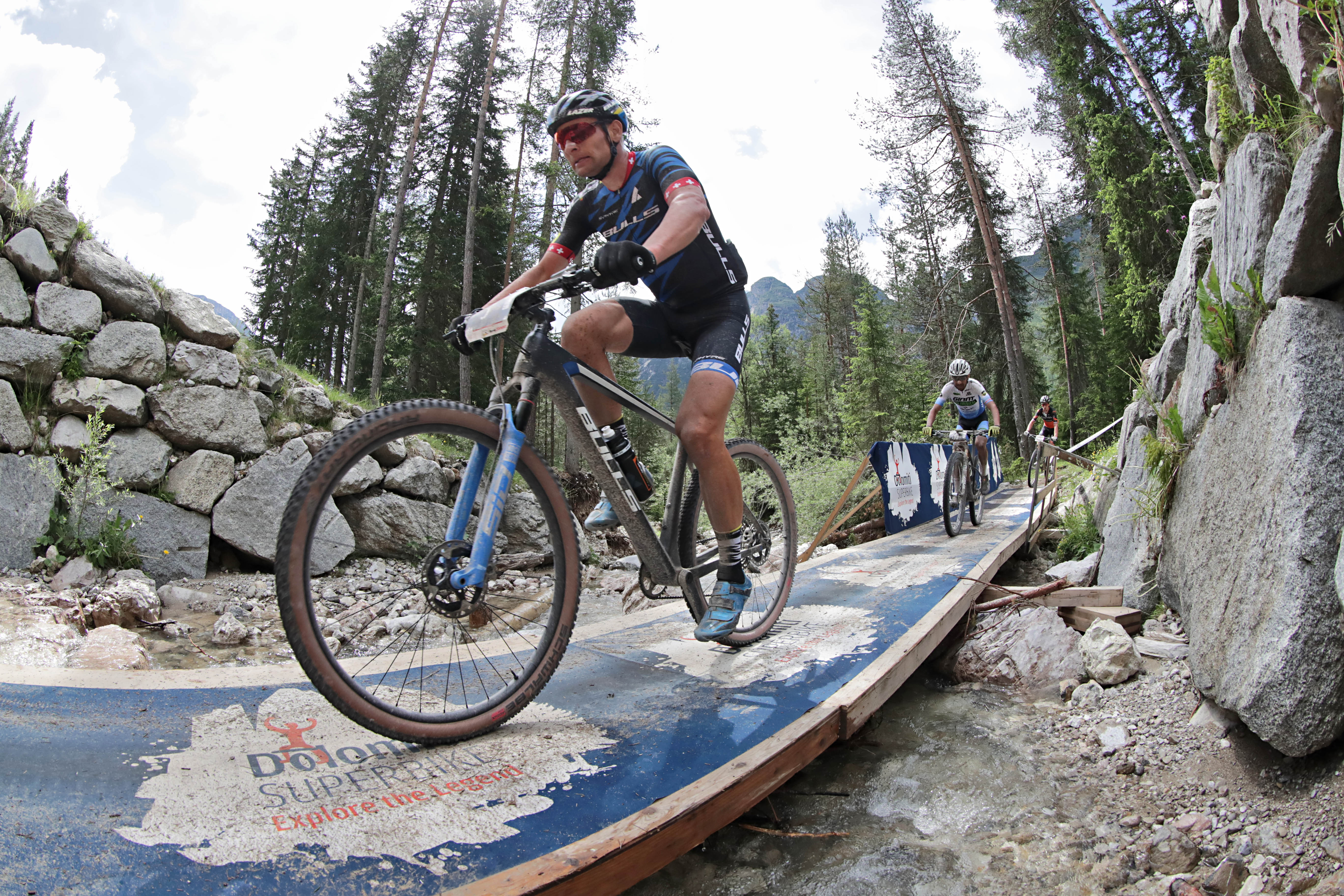 I GIGANTI DELLA SÜDTIROL DOLOMITI SUPERBIKE. LE ISCRIZIONI PEDALANO FORTE: GIÀ 2000 ADESIONI