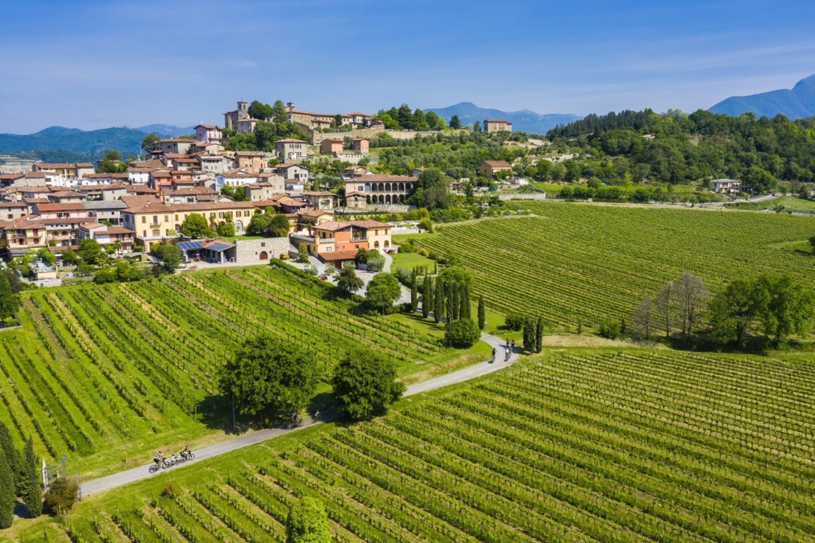 Il Wine Resort Corte Lantieri di Capriolo, indirizzo di charme fra le vigne della Franciacorta, fra le mete enoturistiche più amate dai wine lovers