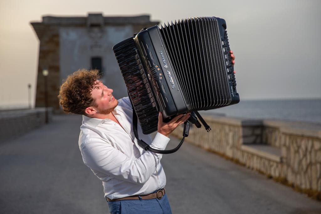 Tornano il talento e la fisarmonica di Pietro Adragna