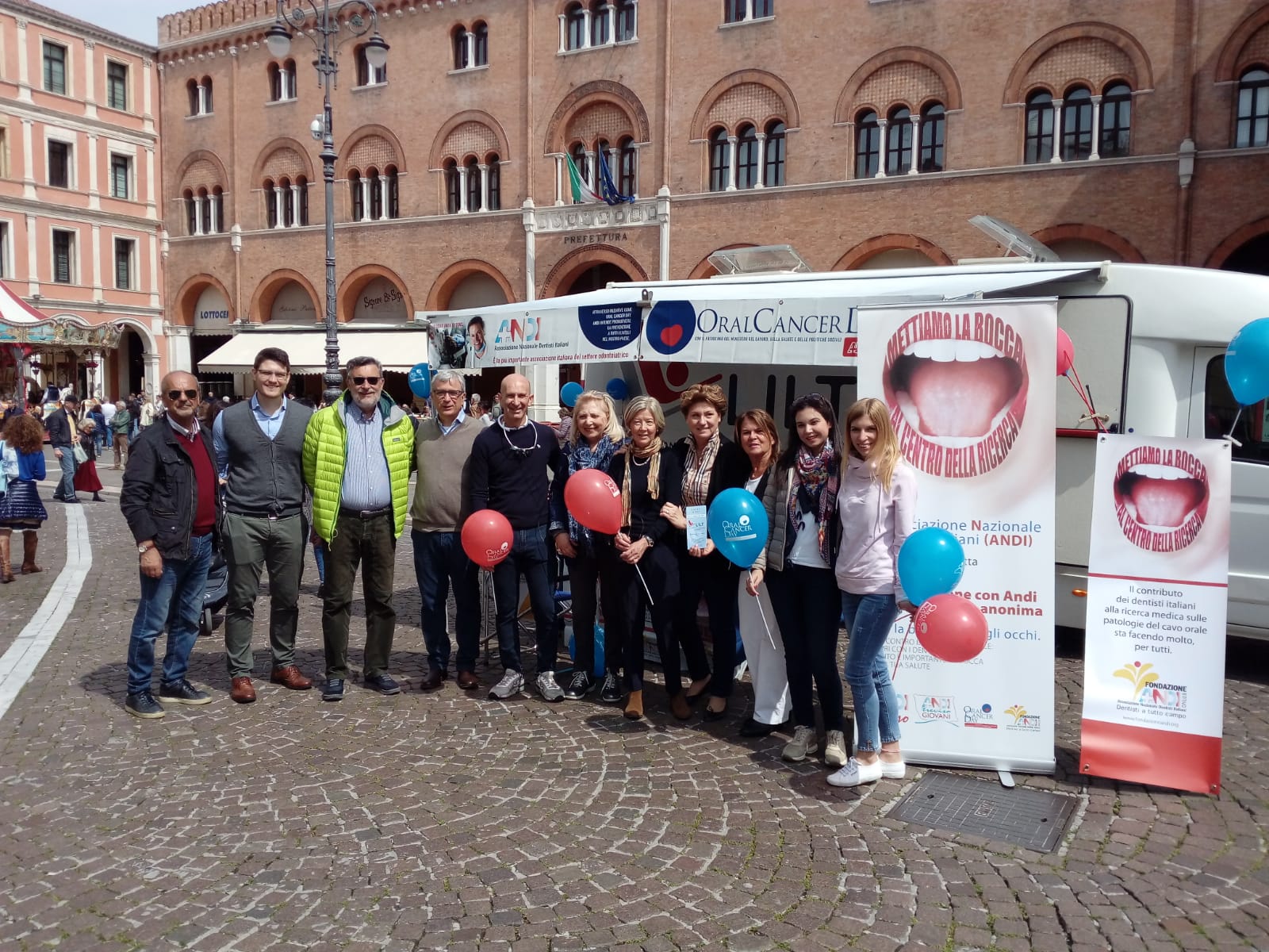 DENTISTI ANDI IN PIAZZA CONTRO IL TUMORE DEL CAVO ORALE