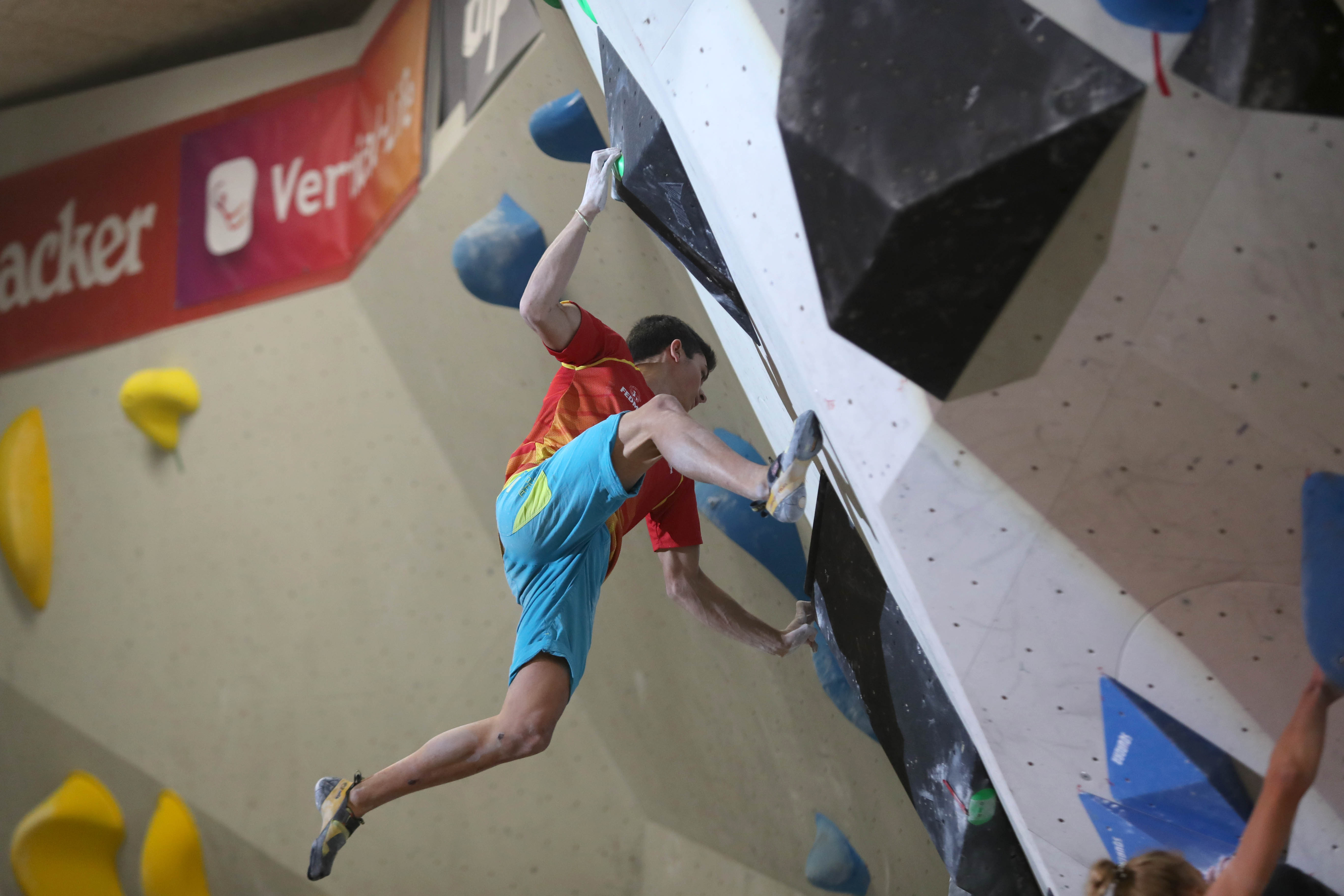 A BRESSANONE BANDIERE “MULTICOLOR”. IL BOULDERING PROMETTE MERAVIGLIE