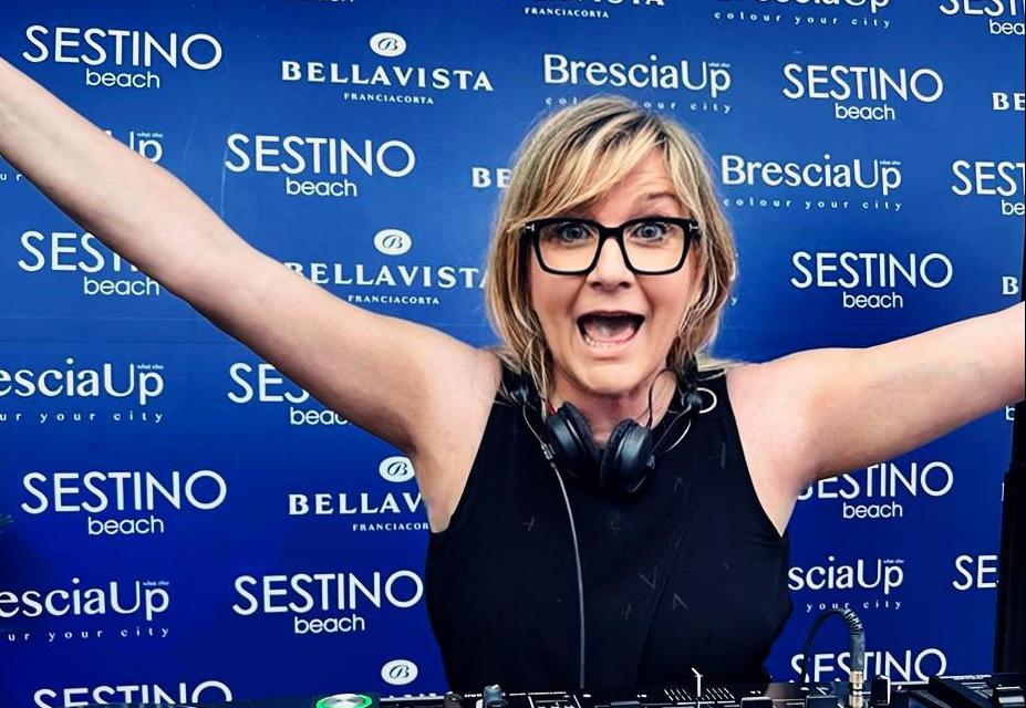 Il 2 maggio 2022 Paola Peroni @ Aperitivo on the Beach c/o Sestino Beach - Desenzano (BS)