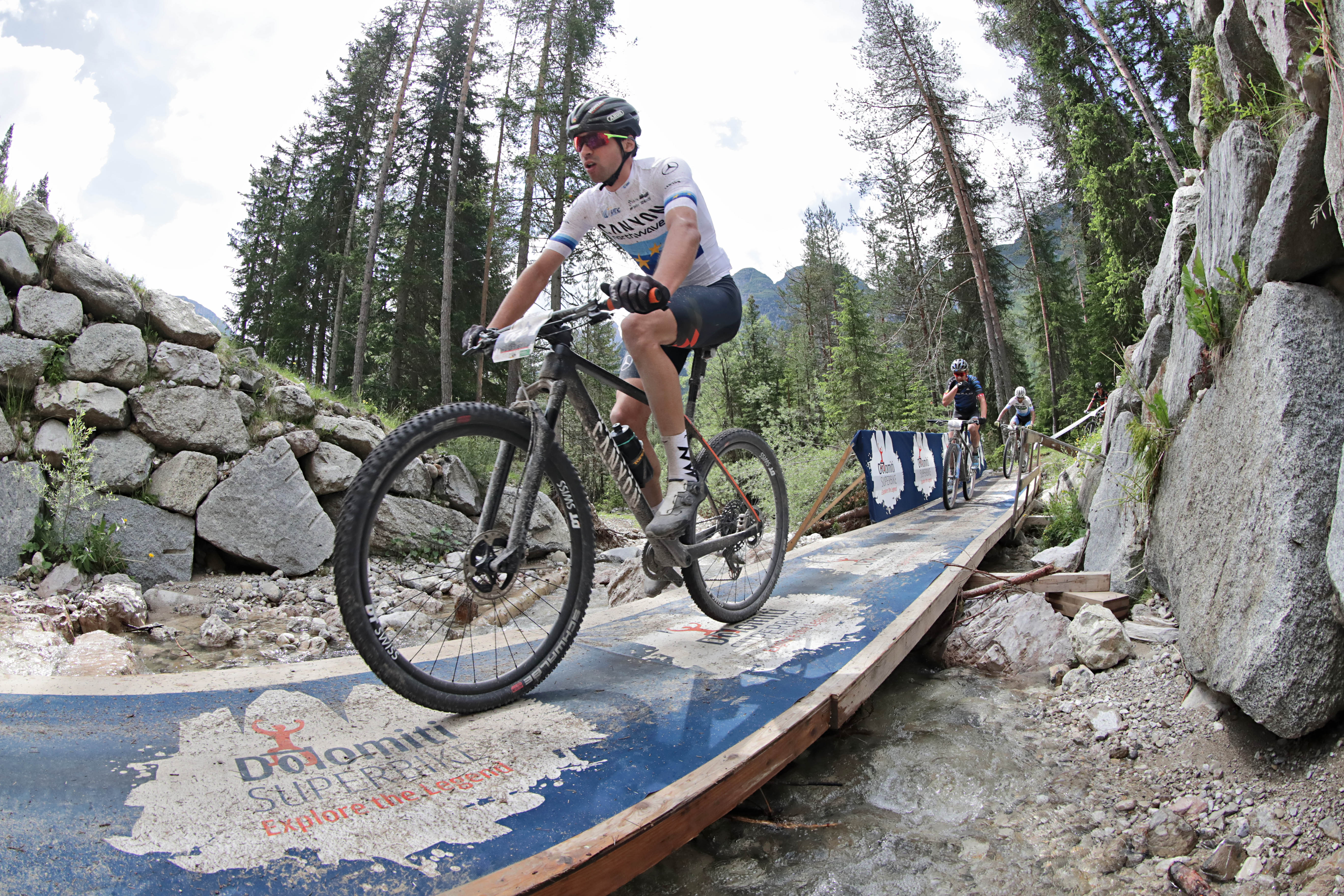 SALE L’ATTESA PER LA DOLOMITI SUPERBIKE. A VILLABASSA BIKERS DA TUTTO IL MONDO