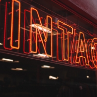 Insegne luminose vintage in ambienti moderni