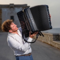 Tornano il talento e la fisarmonica di Pietro Adragna