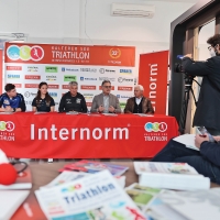 PRESENTATO IL 33° TRIATHLON DEL LAGO DI CALDARO. INIZIANO A MUOVERSI LE ACQUE DEL LAGO ALTOATESINO