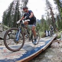 ALLA DOLOMITI SUPERBIKE I PEDALI FREMONO. LEGGENDE AL VIA PER LA 27.a EDIZIONE