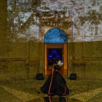 “Circe. Amore e guerra” di Marilena Vita incanta il pubblico della Biennale Light Art di Mantova