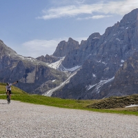 MYTHOS ALPINE GRAVEL: L’EVENTO SENZA TEMPO. IN VALLE DI PRIMIERO SI METTE DA PARTE L’OROLOGIO