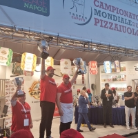 Luca Mendozza è il vincitore del Campionato Mondiale del Pizzaiolo per la pizza in teglia al Pizza Village di Napoli