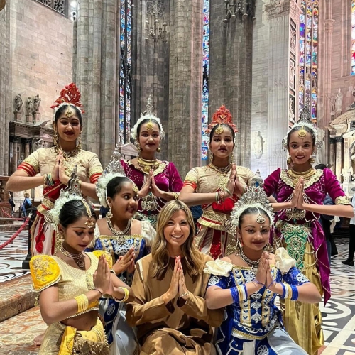 Claudia Conte presenta il Concerto per la Pace al Festival della Missione a Milano. 