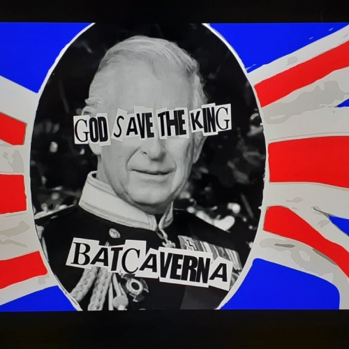 GOD SAVE THE QUEEN INNO NAZIONALE INGLESE CAMBIA IN GOD SAVE THE KING COSI’ ANCHE L’ICONICA FAMOSA CANZONE DEI SEX PISTOL IN UNA COVER DELLA BAND ITALIANA BATCAVERNA 