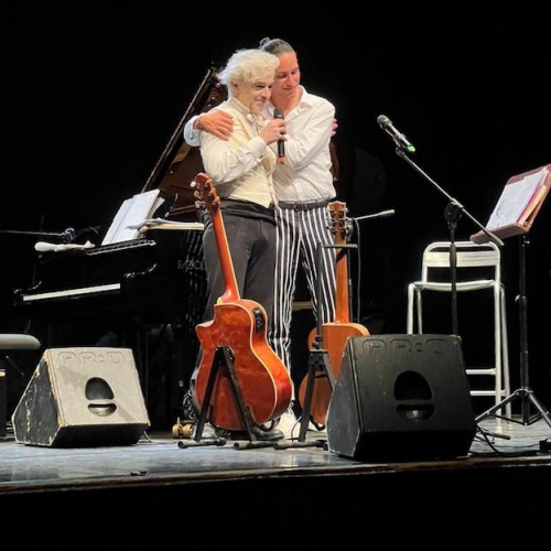 Teatro degli Atti gremito per lo show di Morgan e Bellavista. E alla fine è standing ovation!