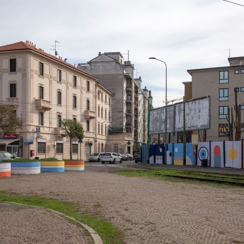 Nuovo look alle mura della stazione Certosa e alla Piazza Cacciatori delle Alpi 