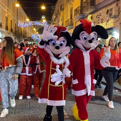 Natale 2022, la festa degli Istituti “Mille Colori” e “La Favola” in via Roma ad Aversa