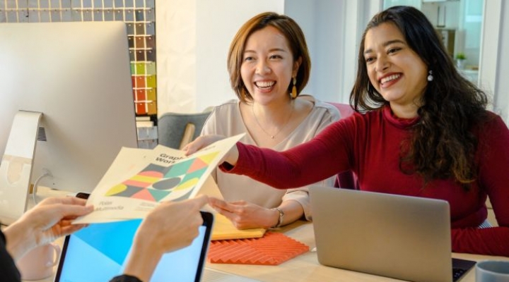 Programmi di mentoring e opportunità di crescita per le donne nel settore tecnologico: la nuova priorità delle aziende