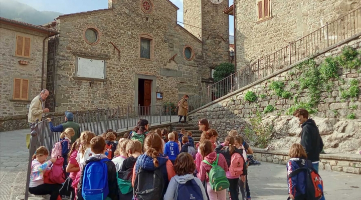 Cento bambini alla scoperta della filiera della castagna a Raggiolo