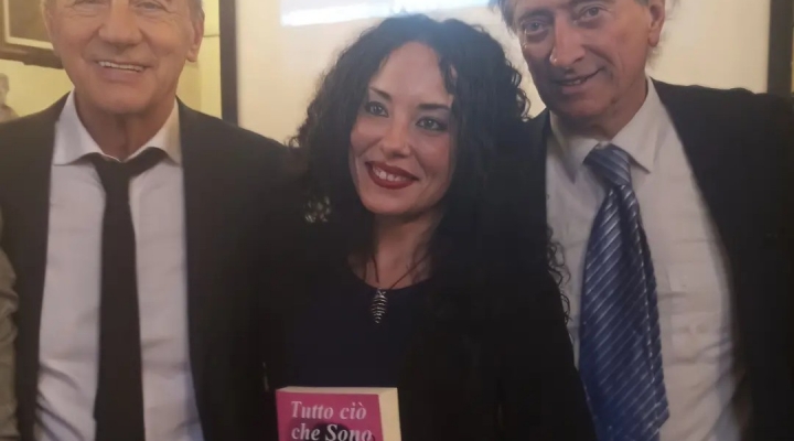 Ilaria Di Roberto vincitrice del Concorso “Libro dell'anno 2022” con il libro “Tutto ciò che sono”