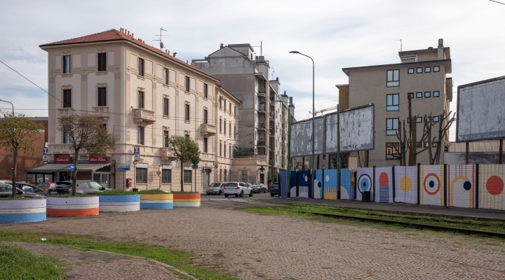 Nuovo look alle mura della stazione Certosa e alla Piazza Cacciatori delle Alpi 