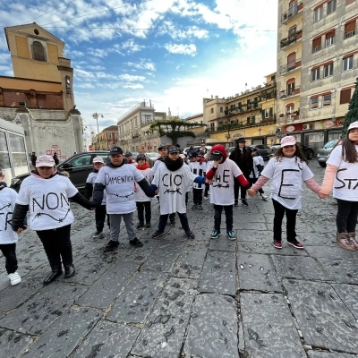 Shoah, istituto “Mille Colori”: alunni hanno percorso via Roma sulle note de “La vita è bella”