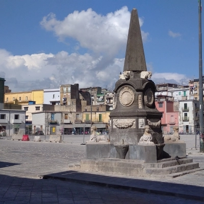 Il decumano del mare, Piazza Mercato