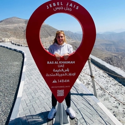 La Globish Coach che fa lezione di inglese ad alta quota  portando virtualmente i suoi studenti sulla vetta del monte Jebel Jais 