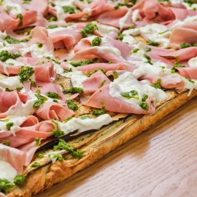 Melanzane grigliate, prosciutto cotto, stracciatella pugliese e pesto: la pizza bianca della Primavera 2023